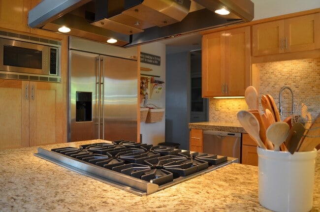 Built in appliances. - 725 1/2 W Pine Ave