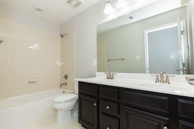 Building Photo - 5 Bed, 4.5 Bath Single Family Home in Step...
