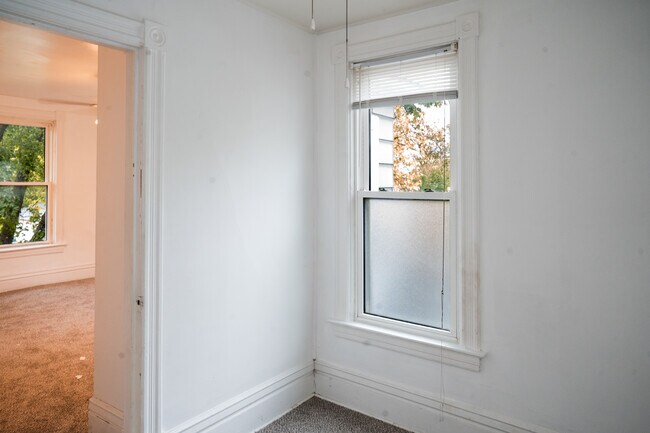 Building Photo - 556 Rose Ave E