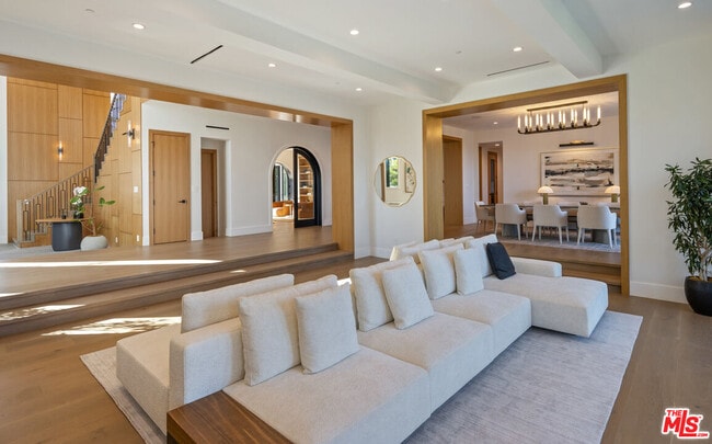Building Photo - 7052 Dume Dr