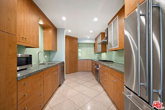 Building Photo - 435 Arnaz Dr
