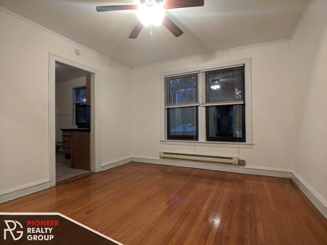 Building Photo - 1129 W Oakdale Ave