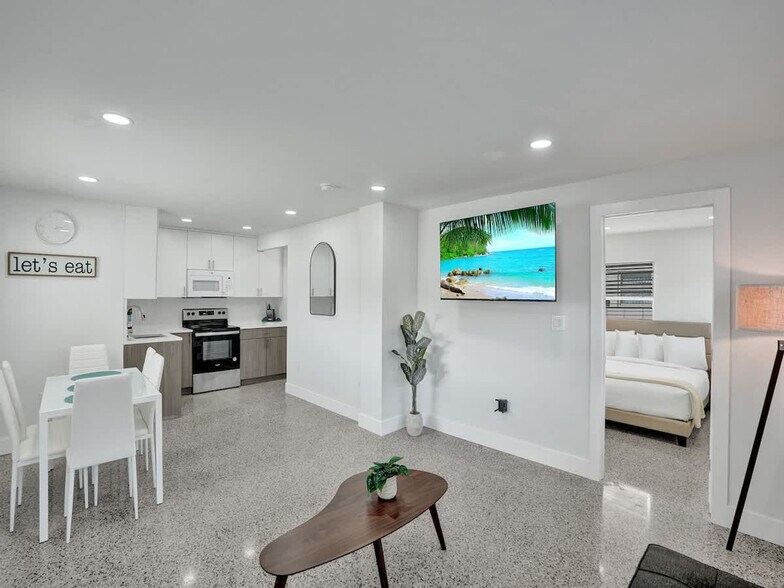 Building Photo - 906 N Riverside Dr