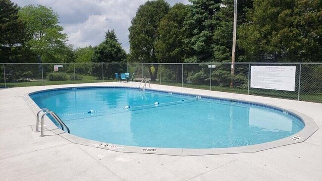 Building Photo - 607 Tamarack Dr W