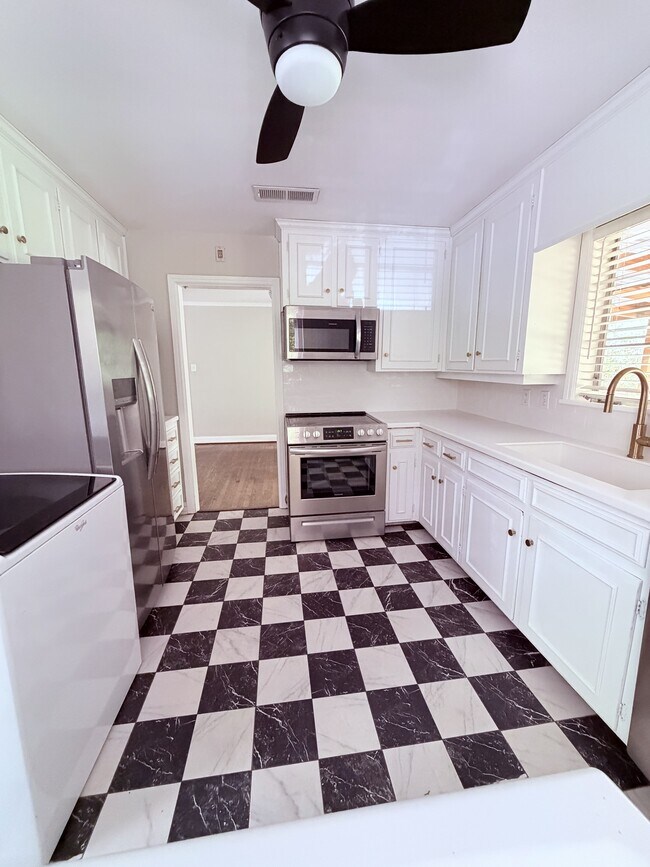 Building Photo - 13 Brookside Dr
