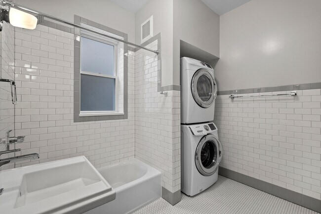 Building Photo - 1335 W Thorndale Ave