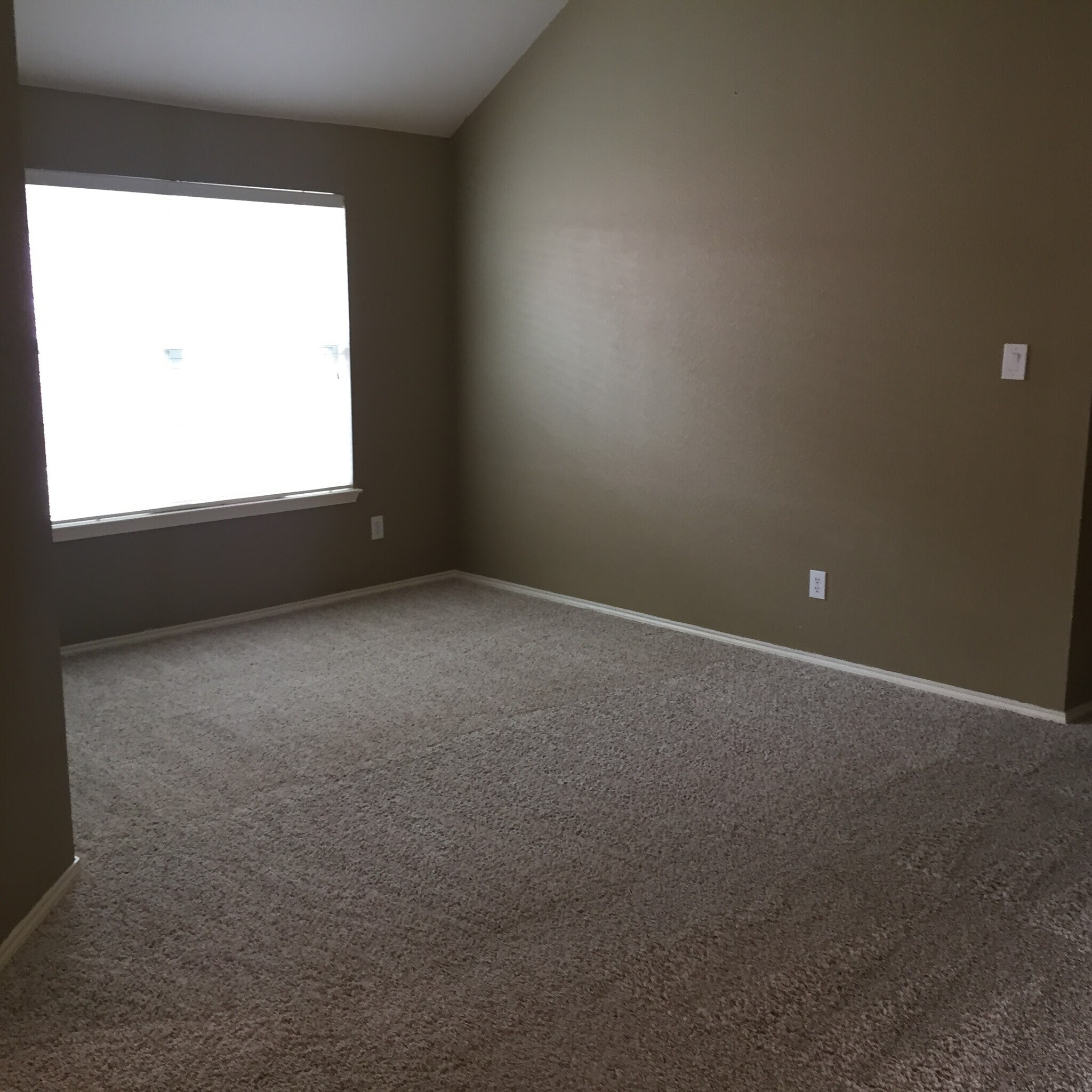 Building Photo - 1000 Warbler Ln