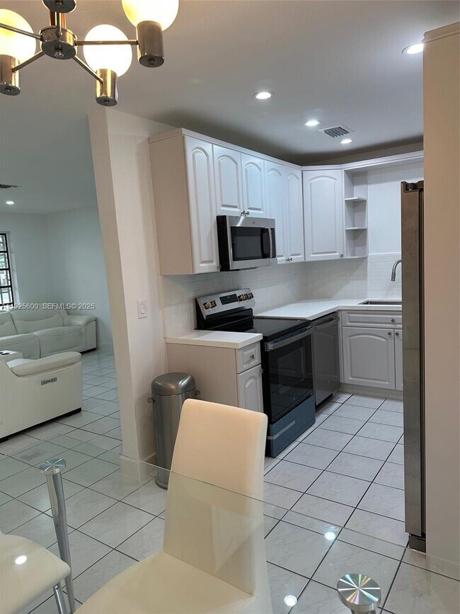 Building Photo - 3225 SW 94th Ave