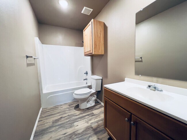 Building Photo - Cozy 3 Bedroom Home