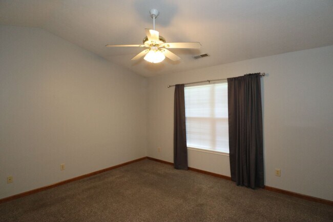 Building Photo - 3 Bedroom Fishers Rambler!