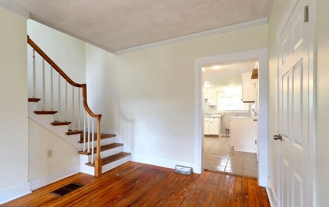 Building Photo - Charming 3-Bedroom Home with Office in How...