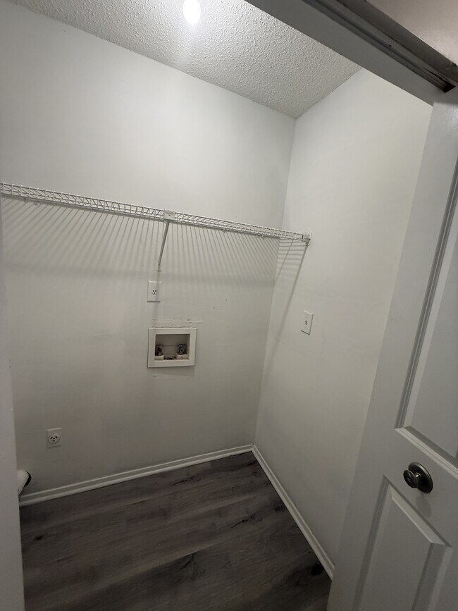 Building Photo - 6473 Klinect Ct
