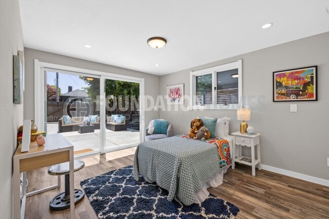 Building Photo - Charming 3 bed/2.5 bath in the heart of do...