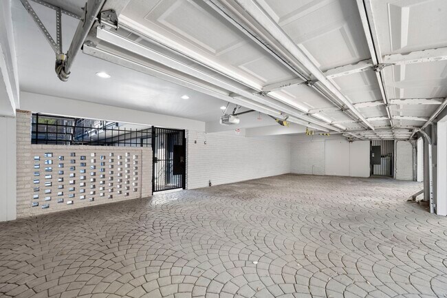 Building Photo - 234 Westheimer Rd