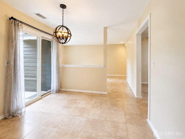 Building Photo - 2112 Sayre Dr