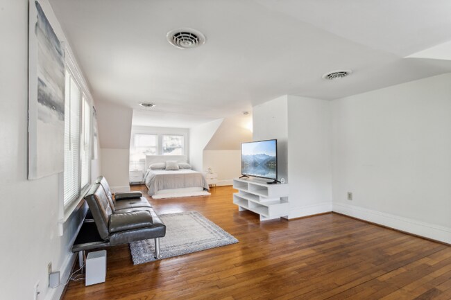 Building Photo - 3426 Kenmore Dr