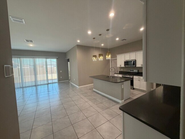 Building Photo - 40916 W Shaver Dr