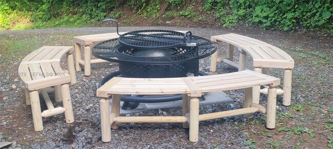 Building Photo - 320 Moss Hill Rd