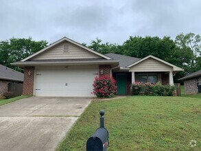 Building Photo - COMING SOON 8/8/25-BEAUTIFUL 4/2 BRICK HOM...