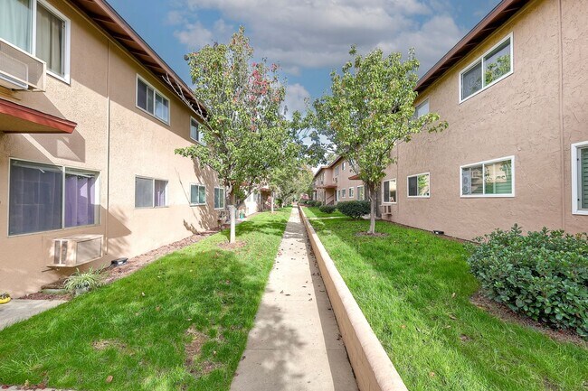 Building Photo - Lakeside Upstairs First Month FREE 1 Bd / 1 ba w/ In Unit  Laundry, Parking, + Water/Trash Included