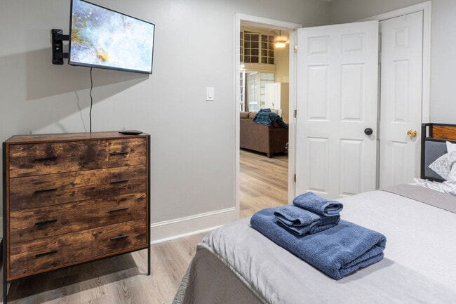 Building Photo - 1601 W Cary St