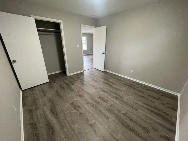 Building Photo - 2924 Leeway Dr