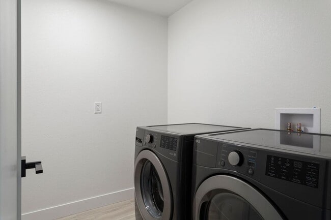 Building Photo - Modern New Construction Duplex in Desirabl...