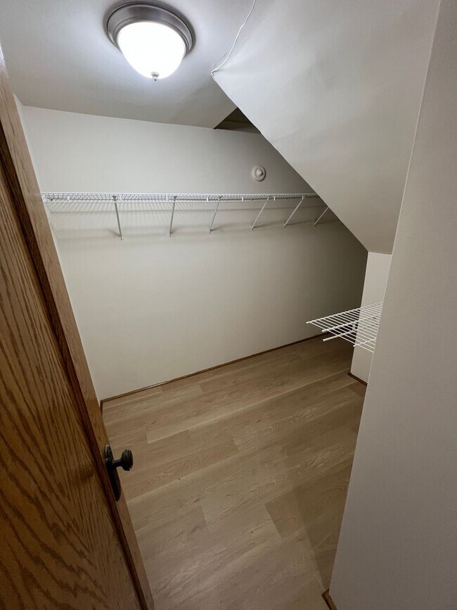 Building Photo - Stunning updated Wrigleyville 4-bed, 3-bath duplex featuring a modern kitchen, renovated baths & ...