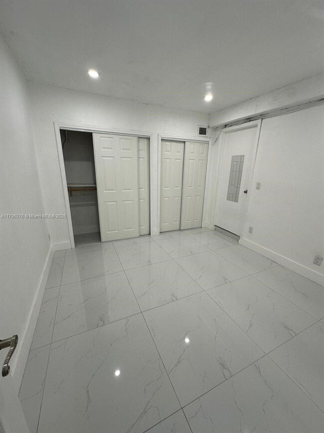 Building Photo - 215 W 44th St