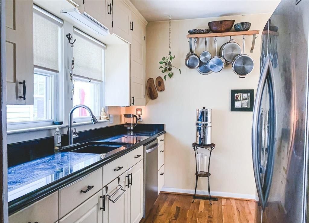 Building Photo - 1208 Emmons Ave