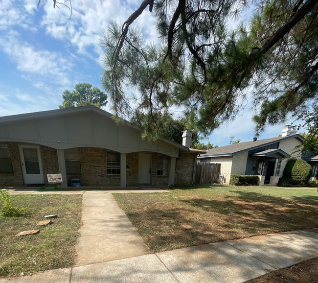 Building Photo - 1305-1307 Willow Wood Court