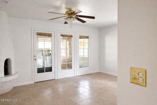 Building Photo - 320 Arboles Dr