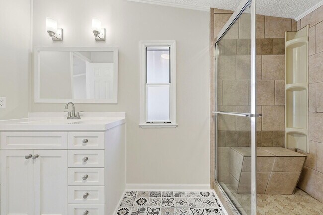 Building Photo - 215 Lee Pl