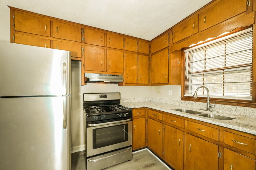 Building Photo - 6490 Executive Dr