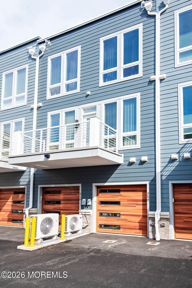 Building Photo - 1403 Kingsley St