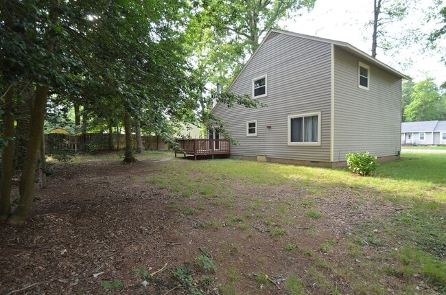 Building Photo - Spacious Yorktown Gem with New Flooring & Vaulted Ceilings