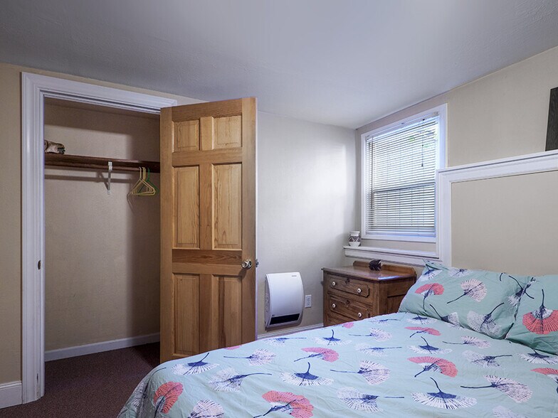 2d bedroomn - 12016 Bartlett Ave NE