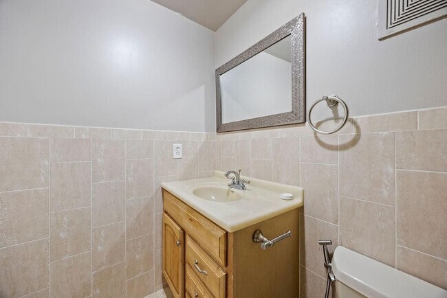 Building Photo - 470 NW 20th St