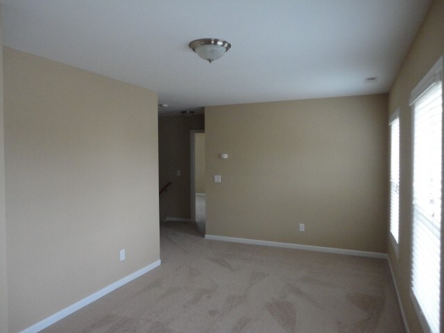 Building Photo - 210 Goldfinch Ct