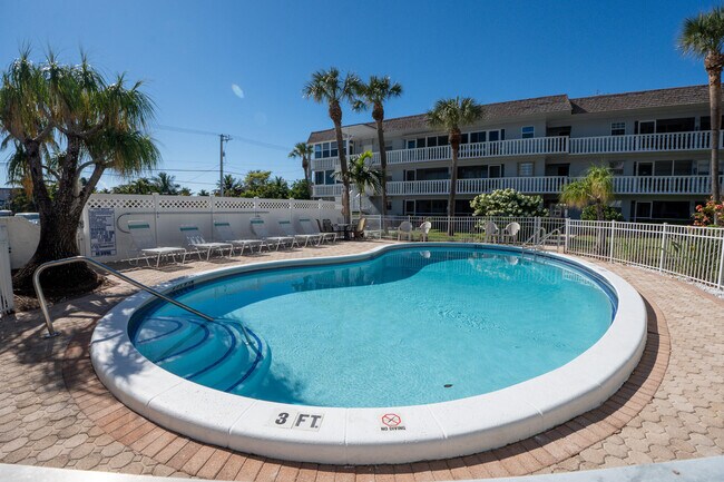 Building Photo - 1965 SE 5th Ct