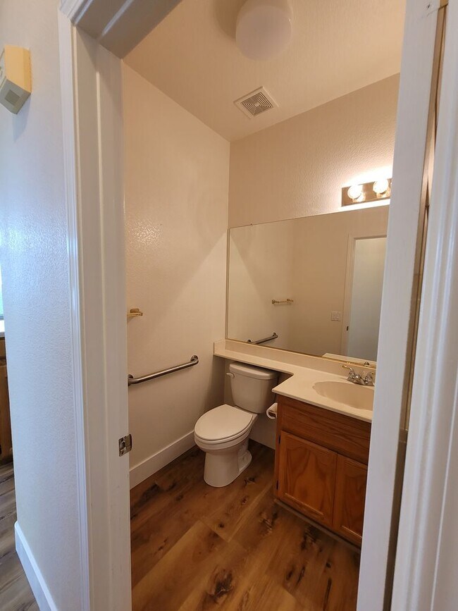 Building Photo - Stunning 2-Bed, 2.5-Bath Entertainer's Gem in Gated Summerset I