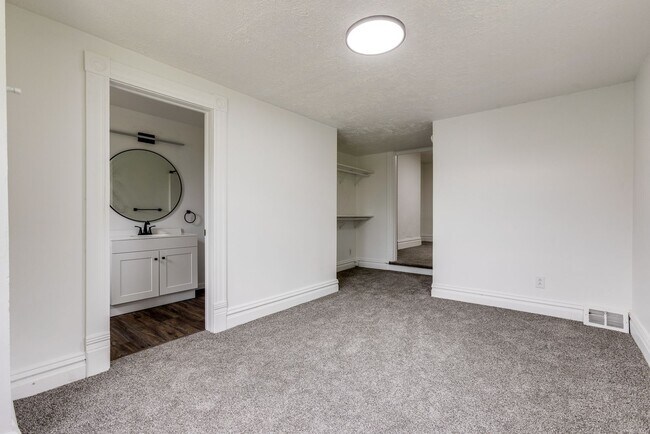 Building Photo - Fully Renovated 3BR/2BA Gem in the Heart o...