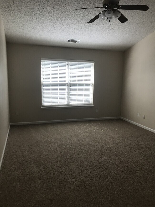 Building Photo - 3 Bedroom  2.5 Bath townhome located at  T...
