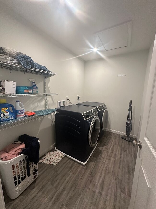 Building Photo - Available NOW - 5 bedroom, 3 full bathroom house - $2,950/month