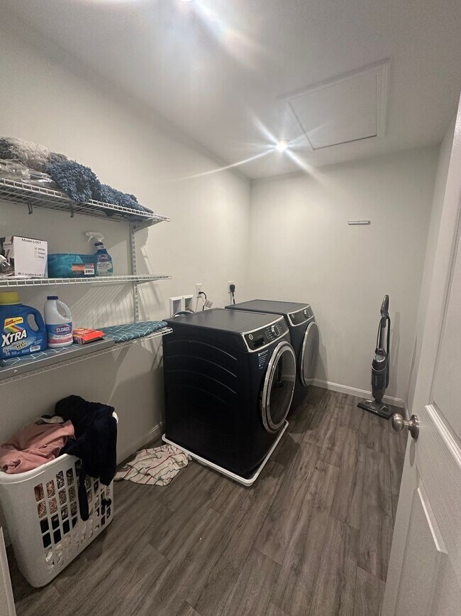 Building Photo - Available NOW - 5 bedroom, 3 full bathroom house - $3,300/month