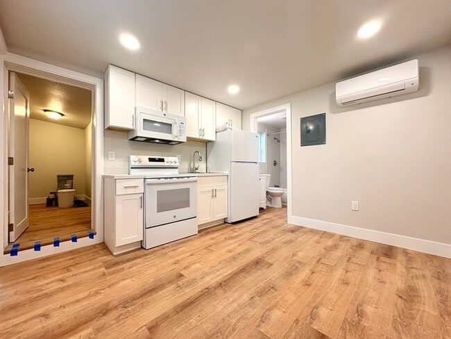 Building Photo - Beautiful new studio in Roseville!
