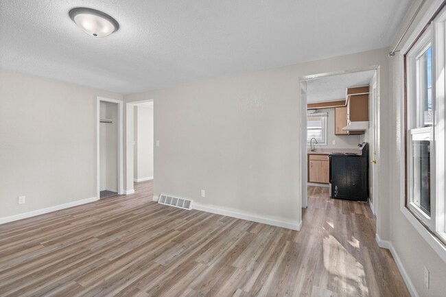 Building Photo - 3 Bedroom 1 Bathroom single family home