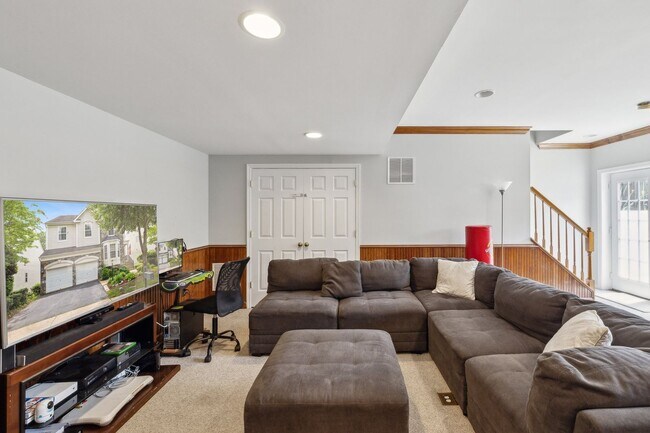 Building Photo - Stunning single-family home filled with th...