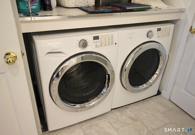 Building Photo - 147 Captains Dr