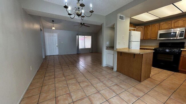 Building Photo - PRICE REDUCTION!! Cozy 2 Bedroom 2 Bathroo...